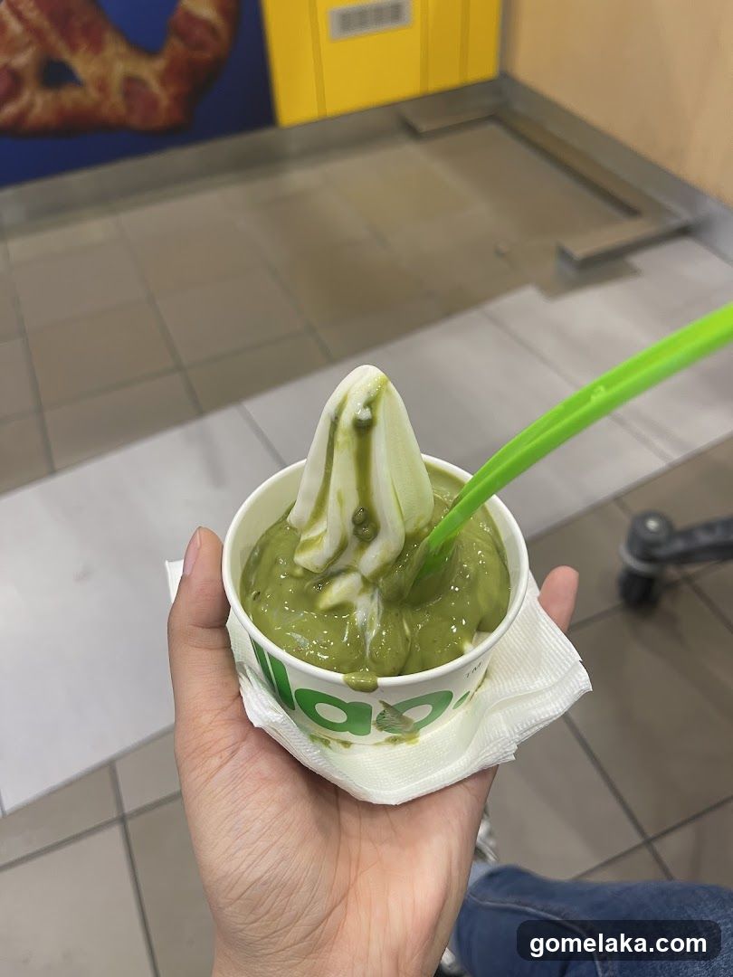 Frozen Yogurt with Matcha Topping