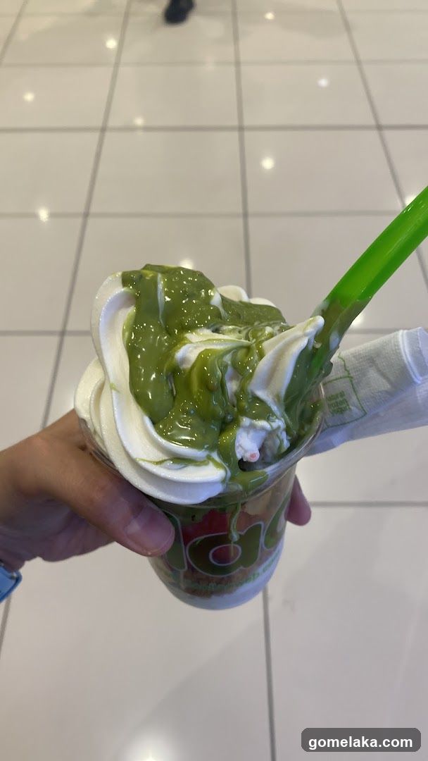 Frozen Yogurt with Green Topping