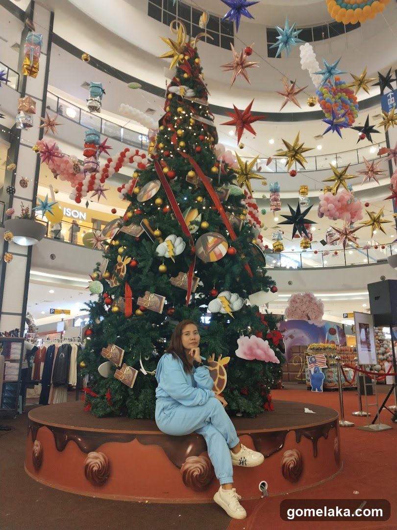 Shopping Mall Interior Christmas Decor