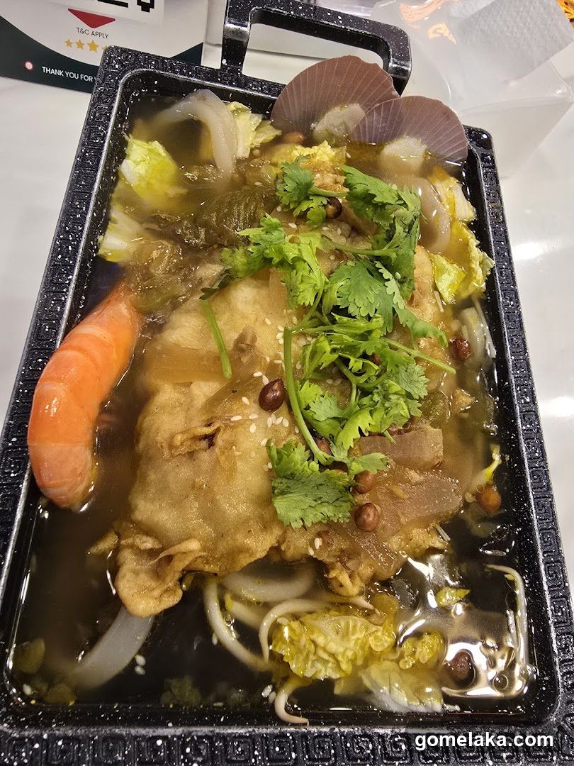 Food dish in black tray