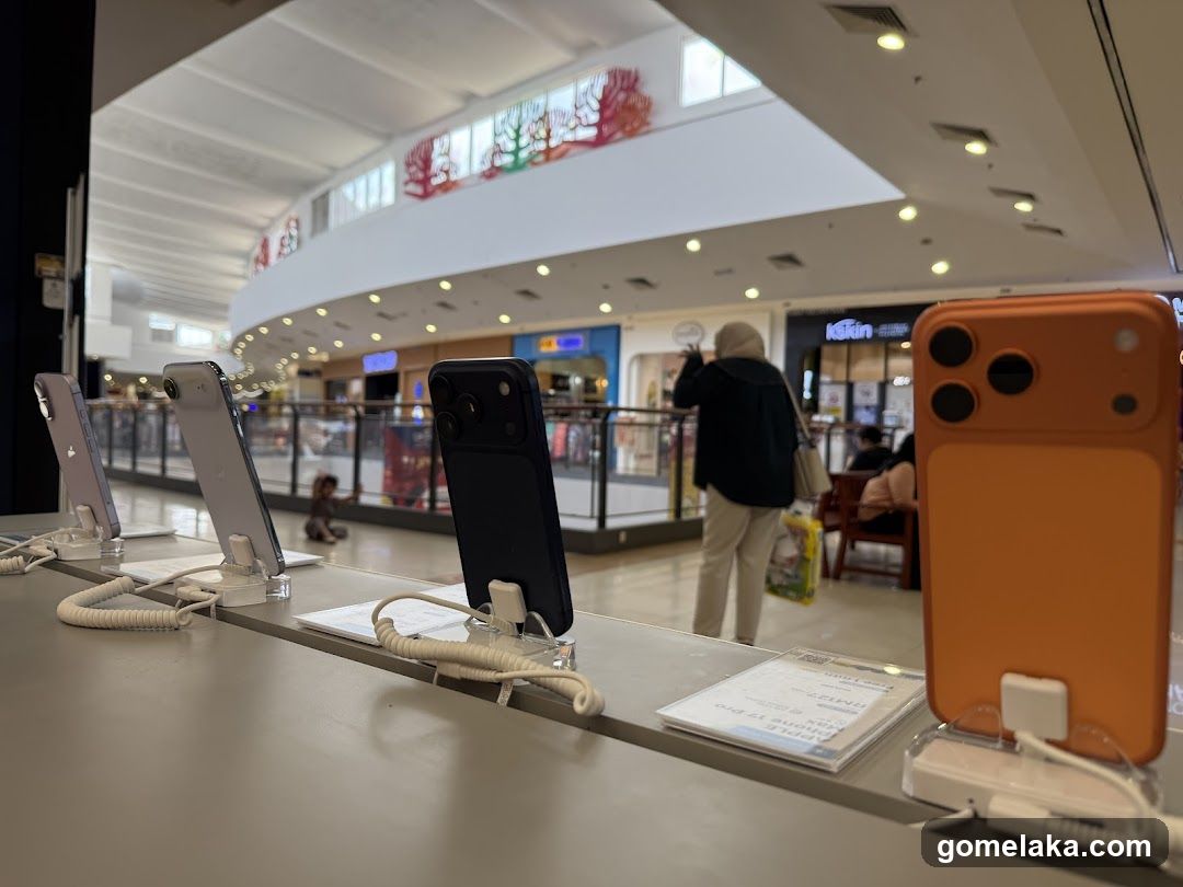 Phone Display Counter in Mall
