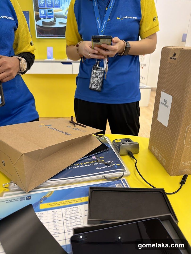 CelcomDigi Store Interior