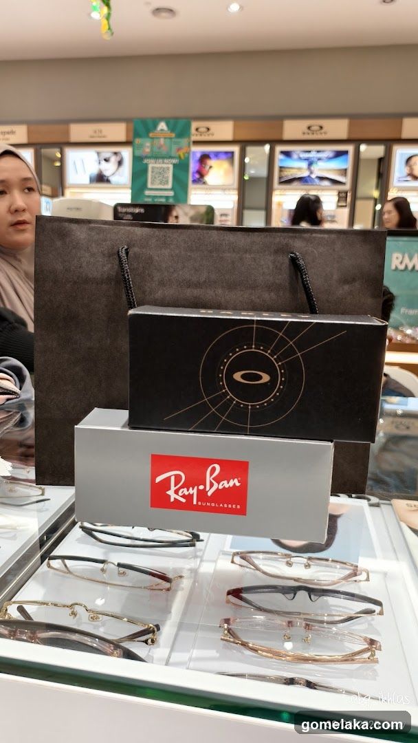 Ray-Ban Sunglasses Display