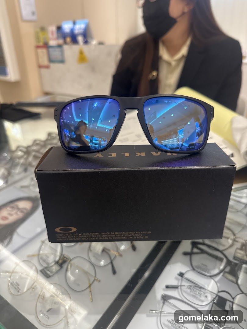 OAKLEY Sunglasses Display