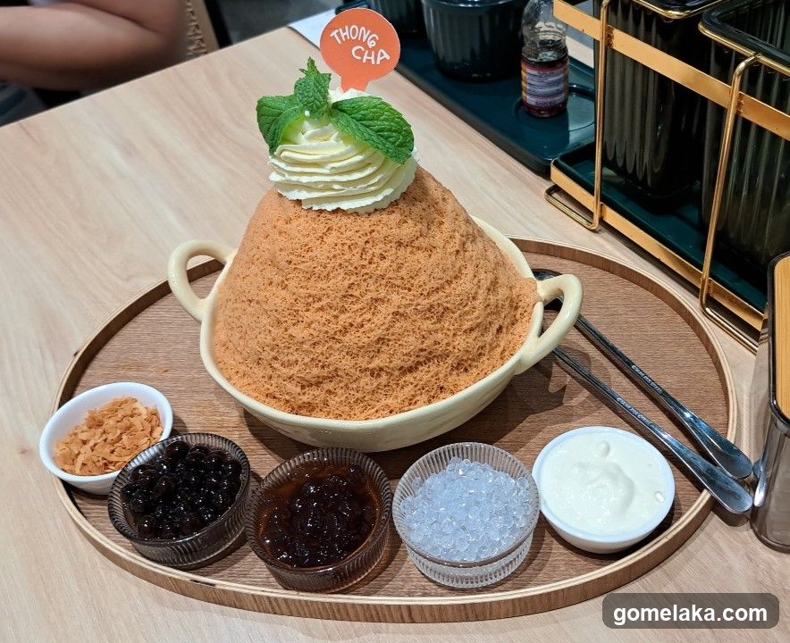 Bamboo ice dessert with toppings