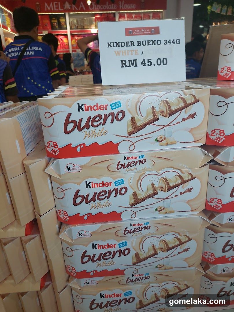 Kinder Bueno White Chocolate Bars Display