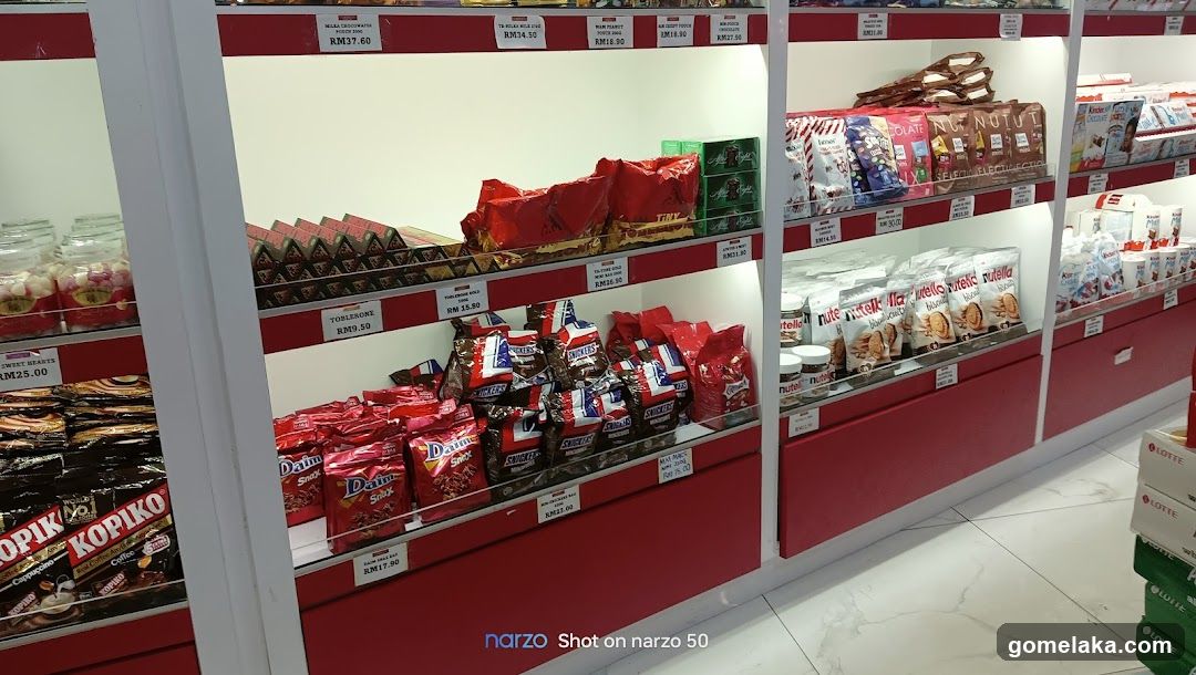 Retail Interior Shelf Display