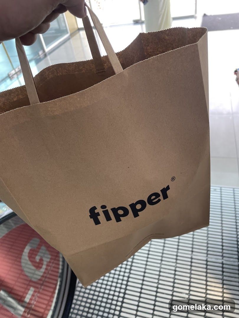 Brown paper bag with 'fipper' logo