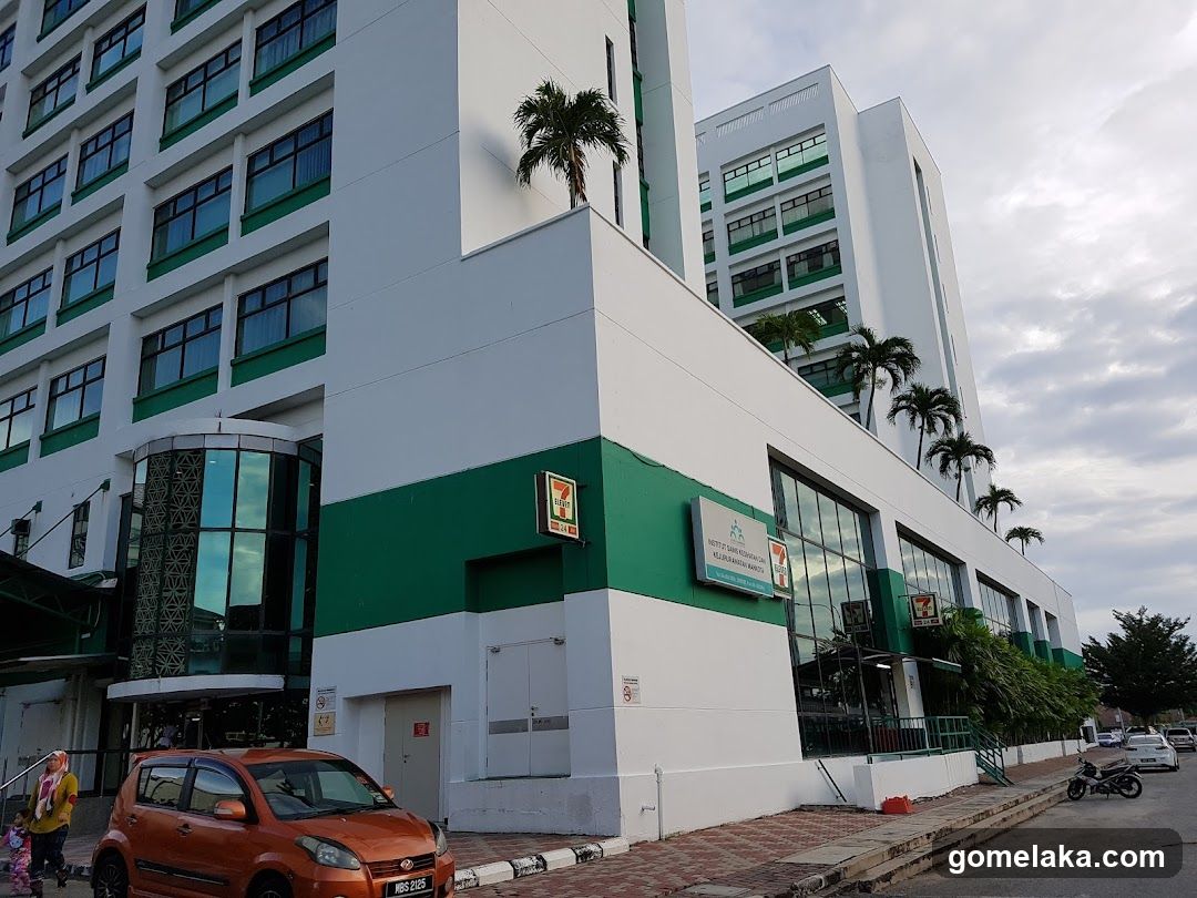Building exterior with 7-Eleven and hospital signage