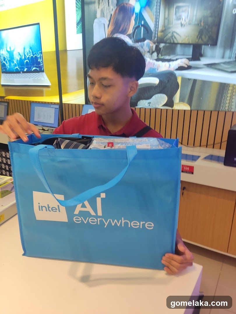 Customer with Intel AI Everywhere bag