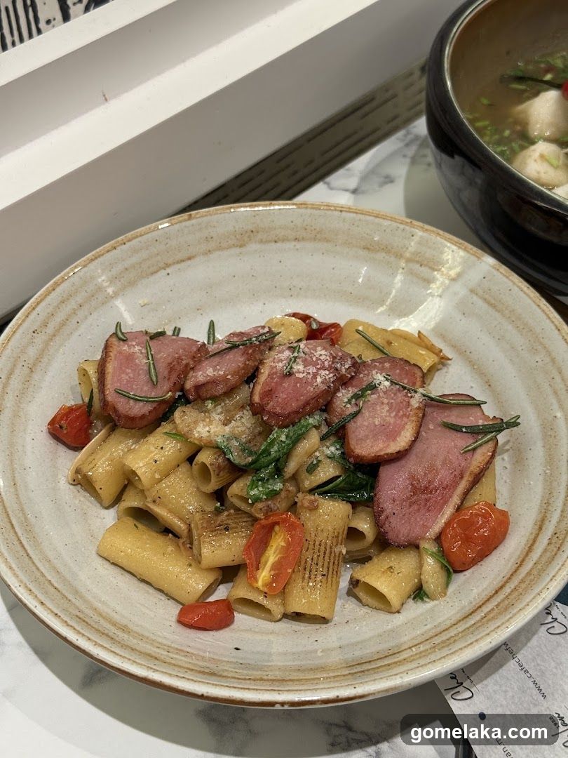 Pasta dish with meat and vegetables