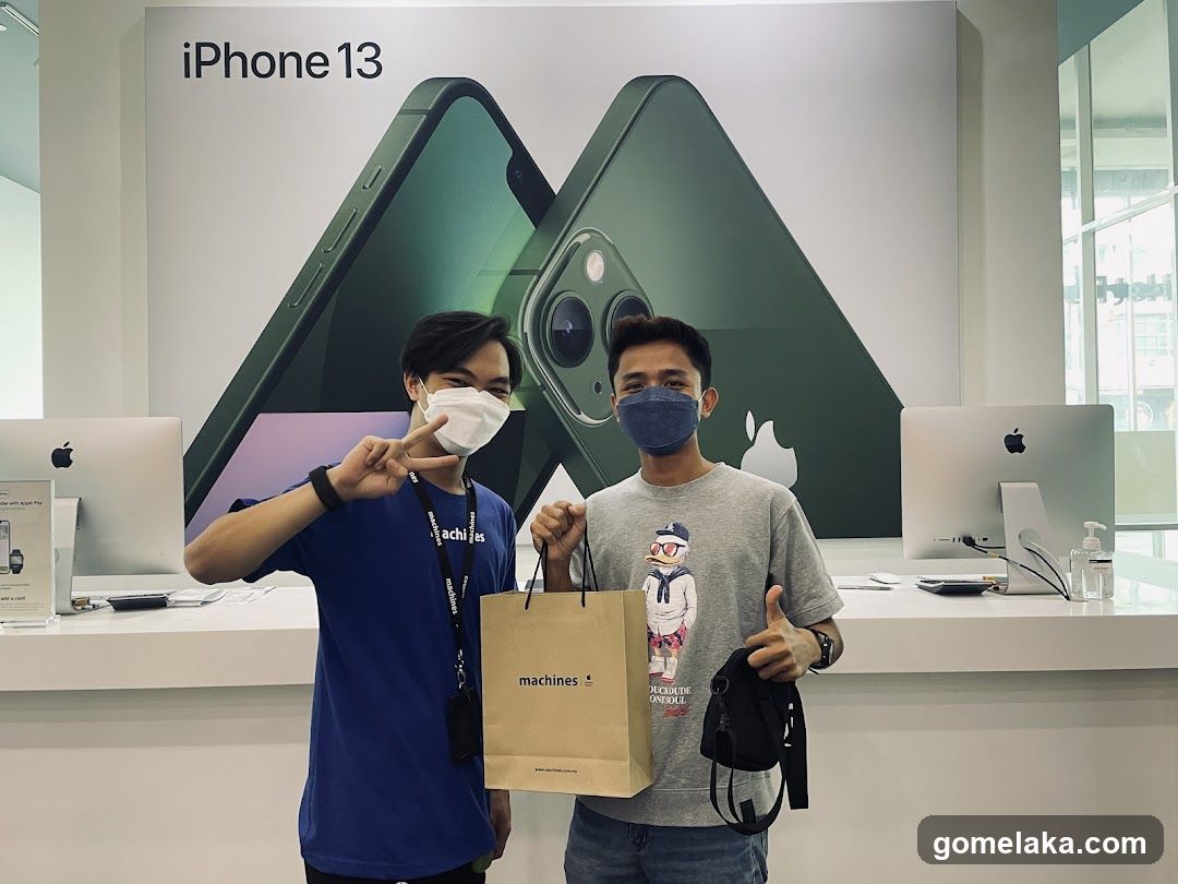 iPhone 13 Store Interior