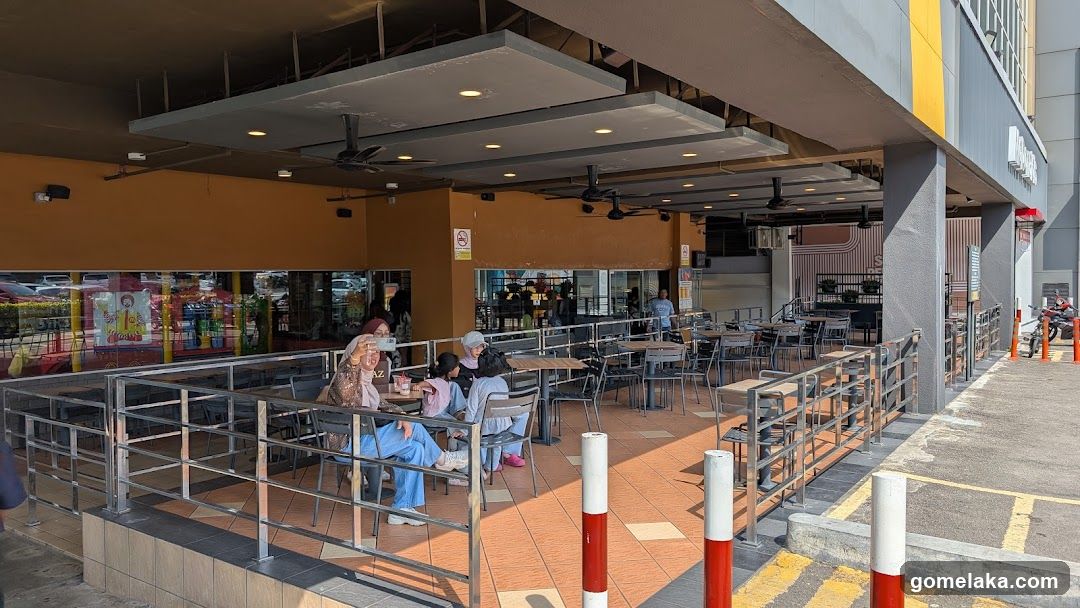 Outdoor seating area of a commercial building