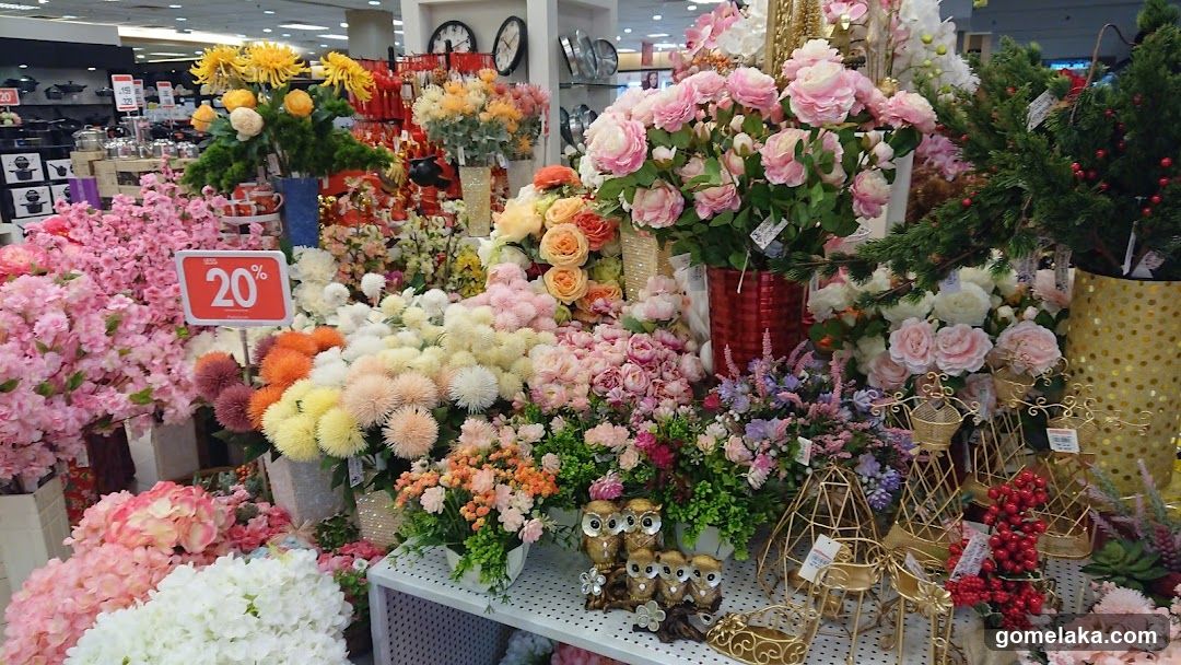 Floral and Decorative Goods Display