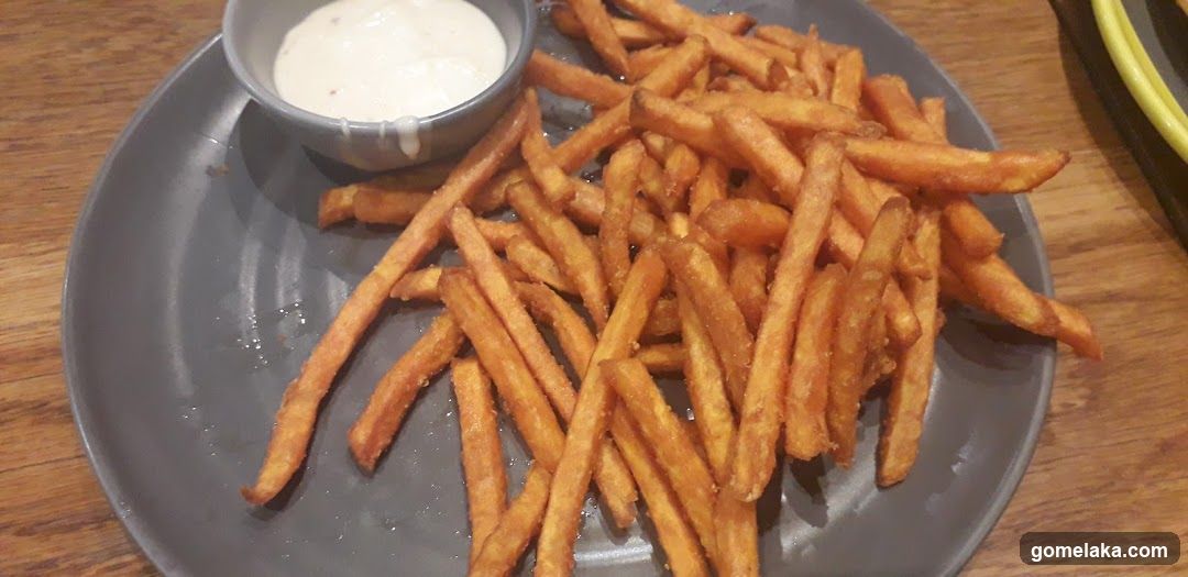 Fries with dipping sauce