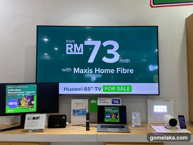 Store Display with Electronics and Advertising