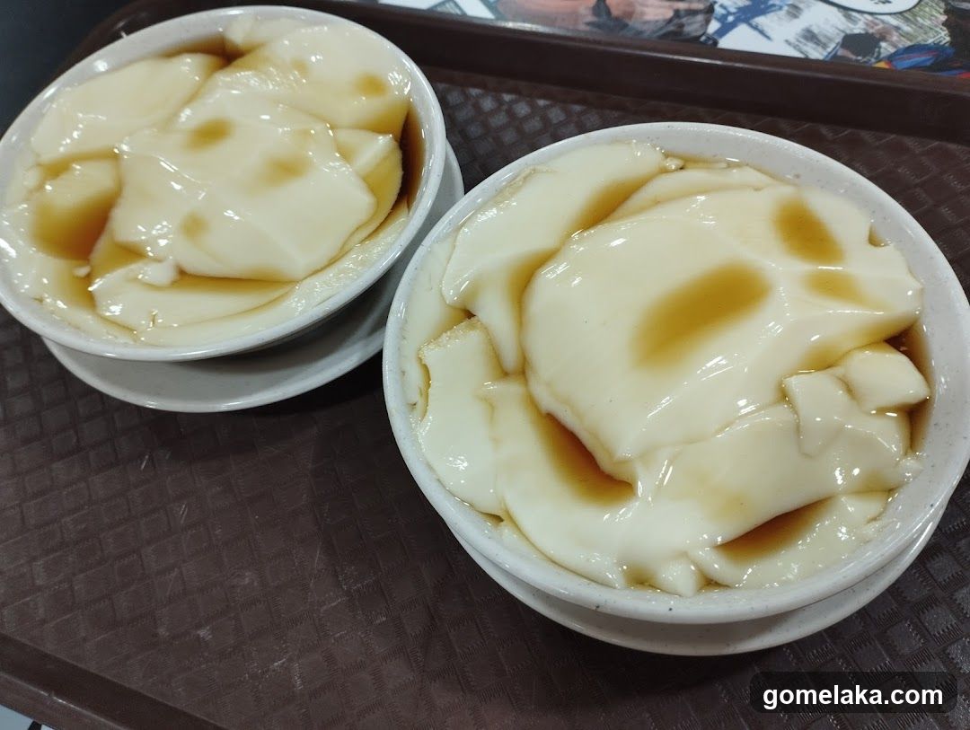 Two bowls of dessert on a tray