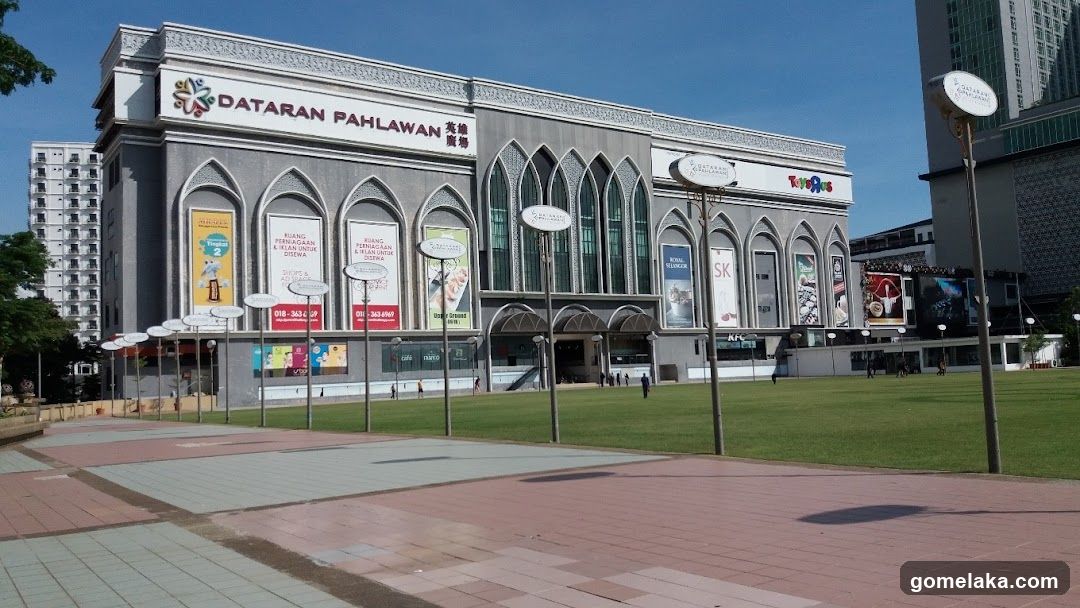 Dataran Pahlawan Exterior