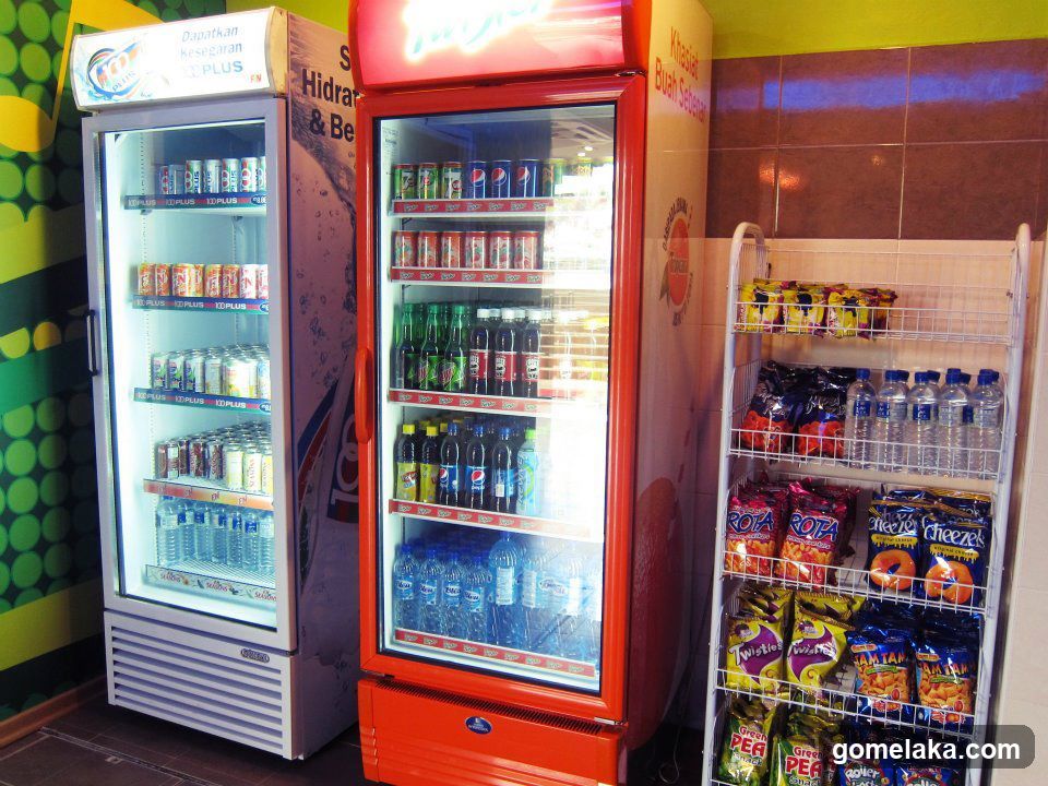 Retail Beverage and Snack Display