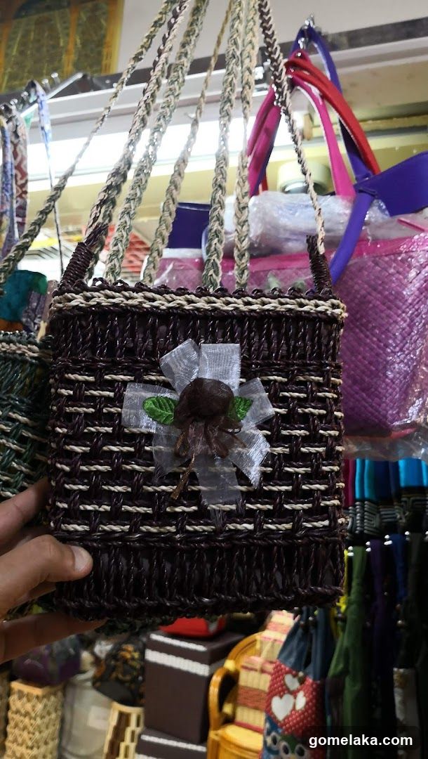 Handheld Woven Bag in Market