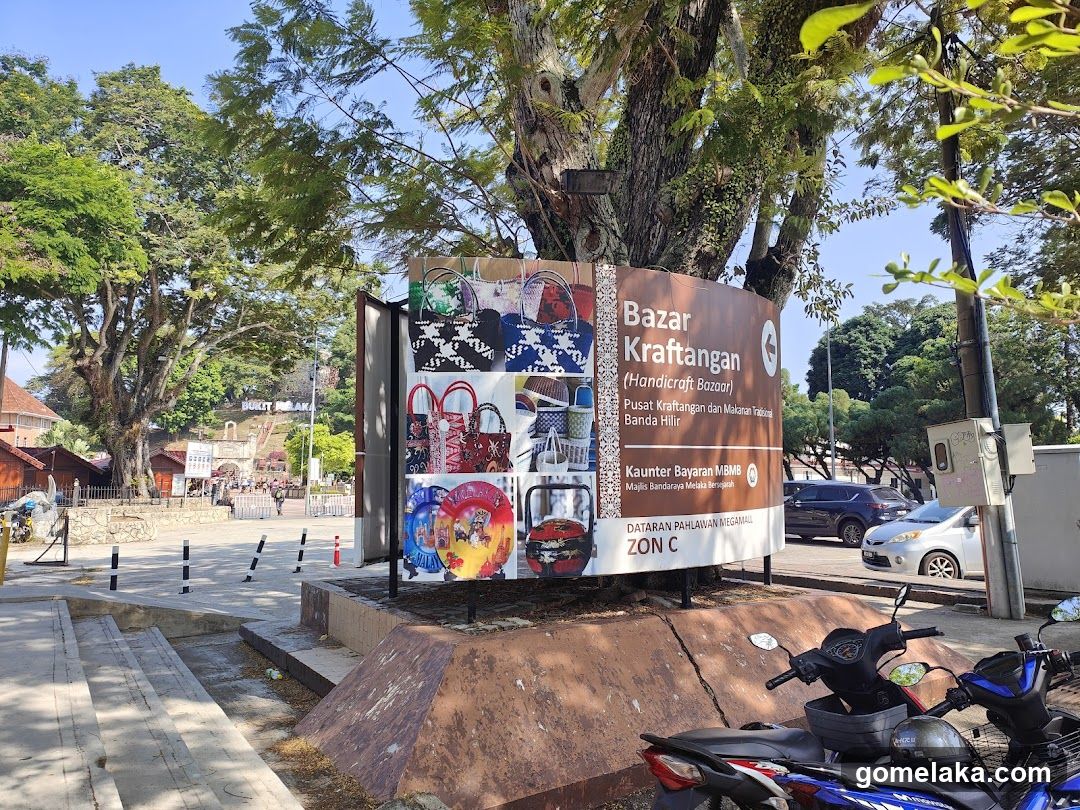Bazar Kraftangan (Handicraft Bazaar)
