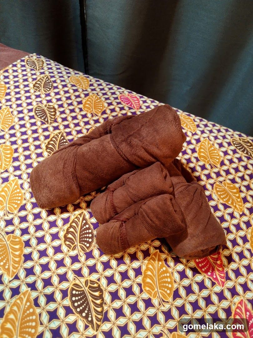 Towel arrangement on patterned fabric