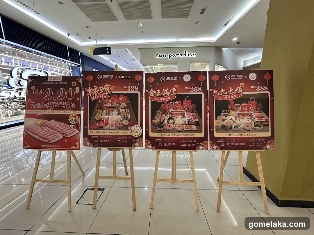 Shopping Mall Interior Display