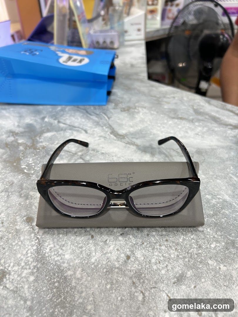 Eyewear Display in Retail Setting