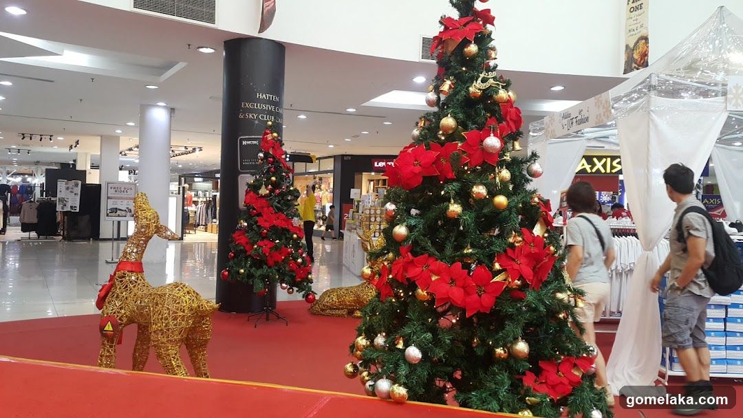 Shopping Mall Christmas Display
