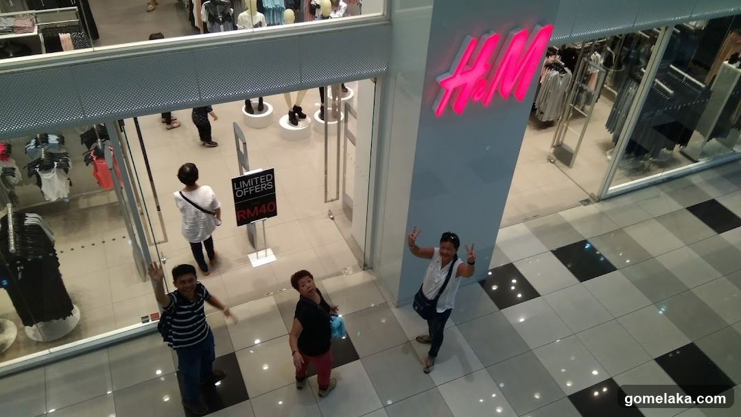 H&M Storefront Interior View