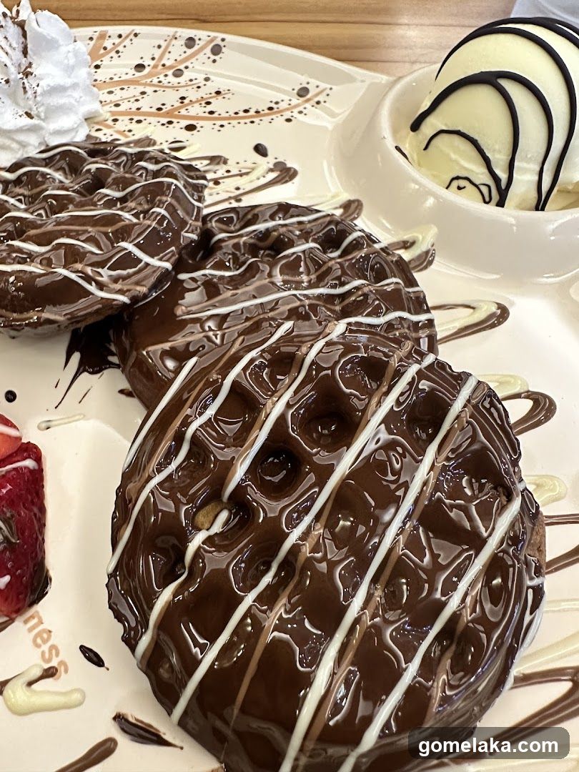 Chocolate-Wafers Dessert Plate