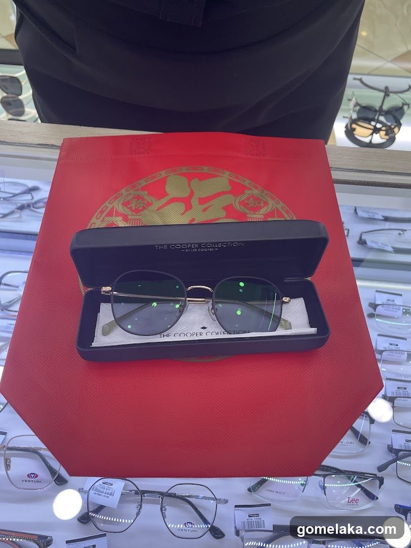 Eyewear Display