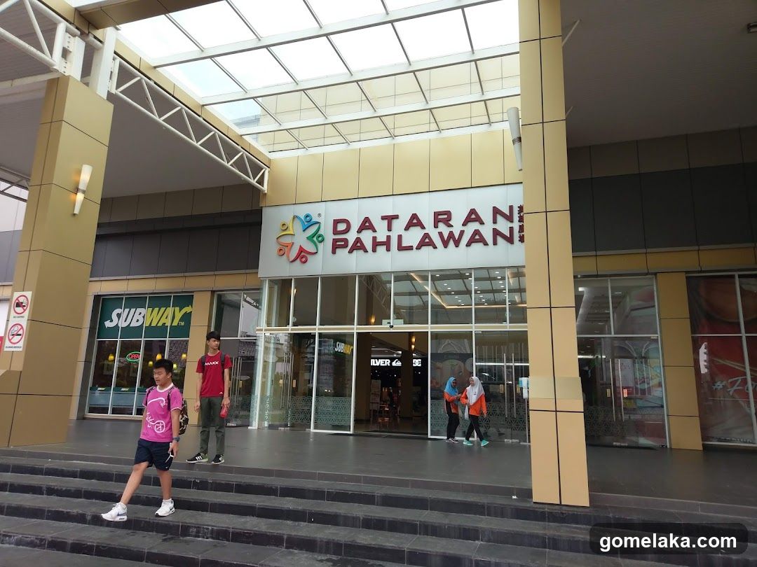 Dataran Pahlawan Entrance