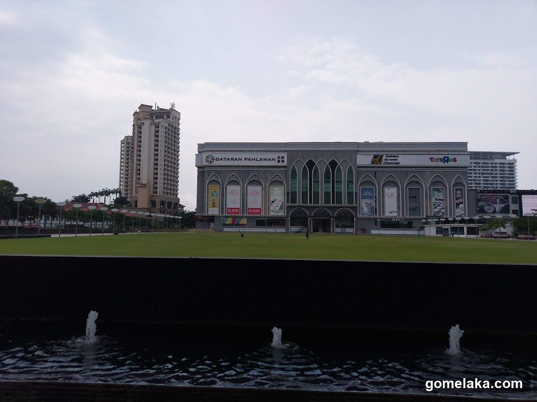 Dataran Pahlawan Shopping Complex