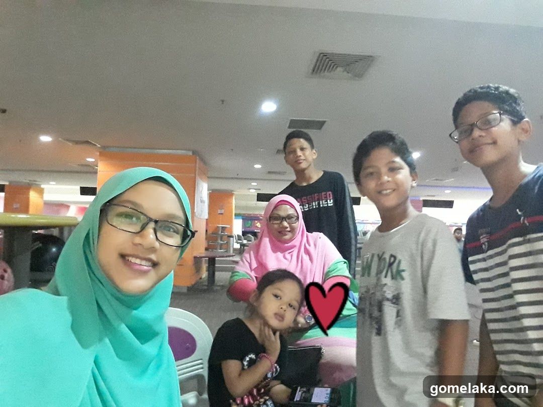 Group photo in indoor setting