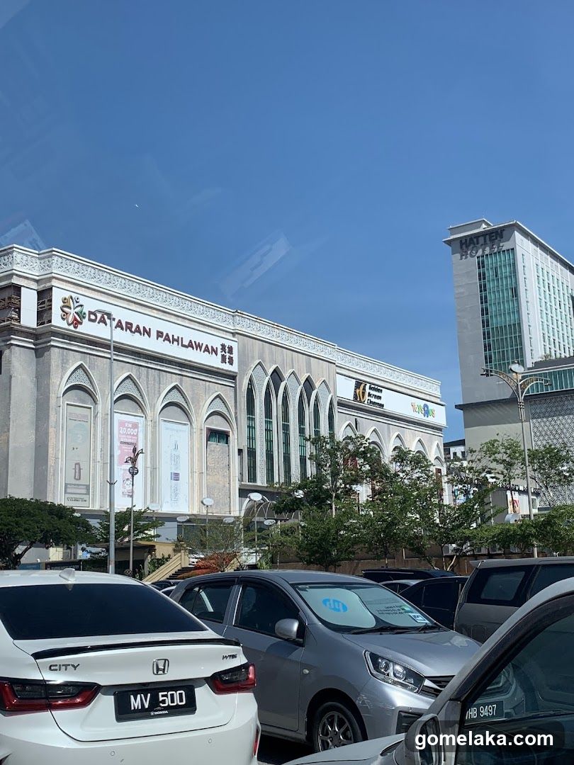Dataran Pahlawan Exterior