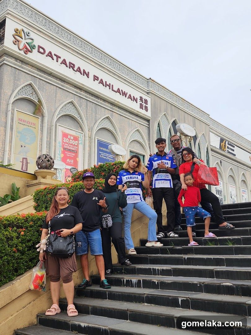 Group photo at Dataran Pahlawan