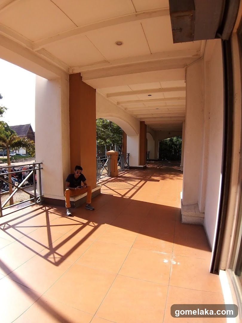 Outdoor covered walkway