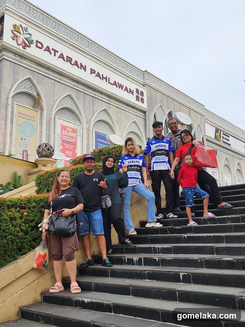 Group photo at Dataran Pahlawan