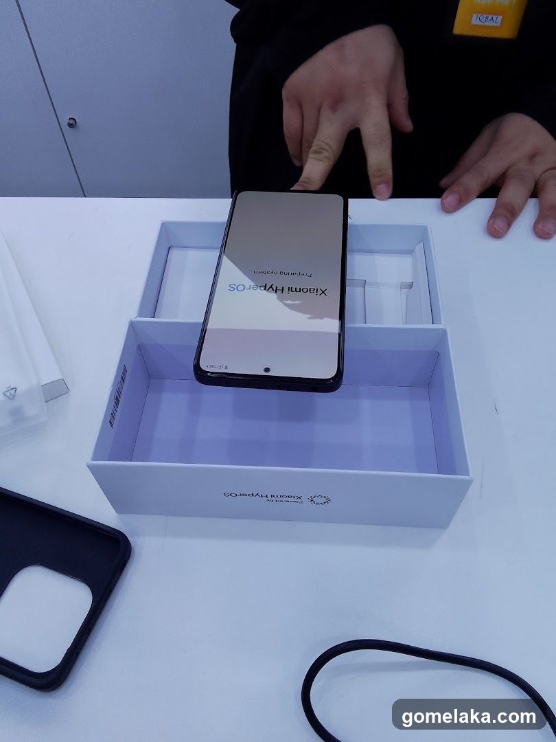 Xiaomi HyperOS phone unboxing