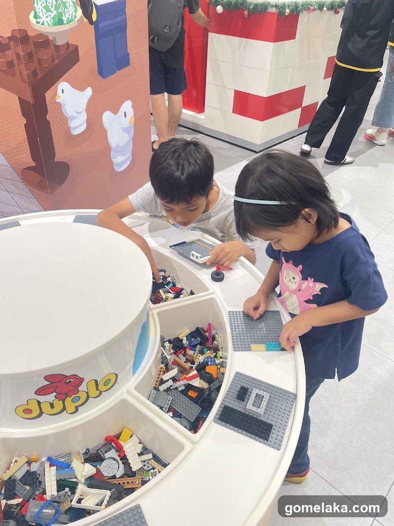 Children playing with Duplo blocks
