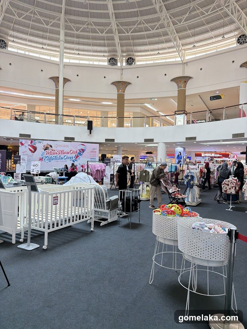 Indoor Shopping Mall Display