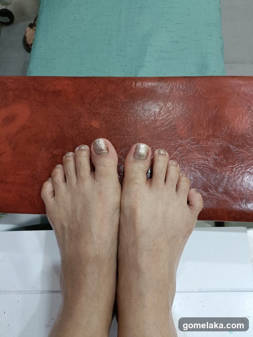 Foot nails with glitter polish