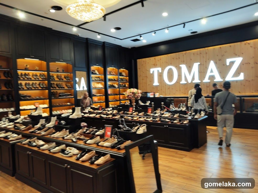 TOMAZ Shoe Store Interior