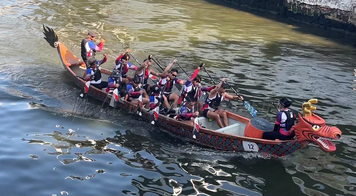 Dragon boat crew racing on the Melaka River during Festival Sungai Melaka 2026