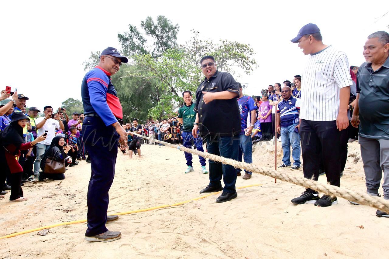 Tug of war on the sand at Pesta Pantai Tanjung Bidara, Melaka